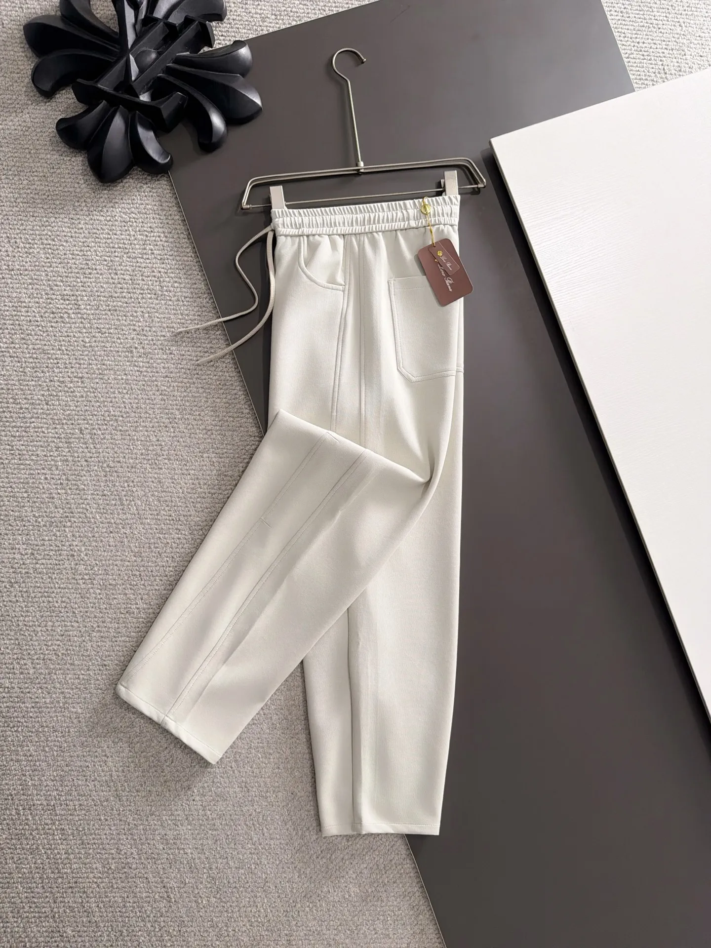 Next day shipment LP high quality Loro Piana 26ss autumn and winter new high-quality trousers Compare real-life details at will A perfect choice for autumn and winter. A must-have item. Sizes: M to 3XL (please state your height and weight when placing an order)